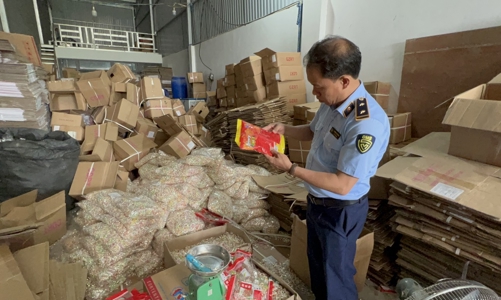 Thu giữ hàng trăm thùng kẹo 