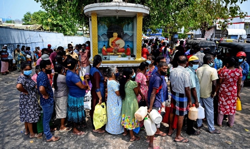 Cận kề bờ vực vỡ nợ, Sri Lanka hết cả tiền nhập khẩu xăng