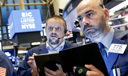 Bán tháo khiến chứng khoán Mỹ giảm mạnh nhất 2 năm, dầu thô sụt giá, Bitcoin trượt dốc theo