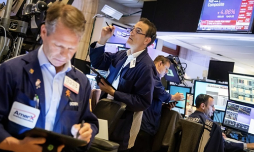 Dow Jones giảm 8 tuần liên tiếp, dầu thô tăng giá, Bitcoin lại giảm