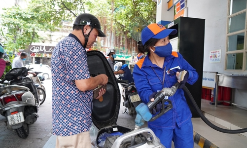 Vượt ngưỡng 30.000 đồng/lít, giá xăng RON95-III lập kỷ lục mới