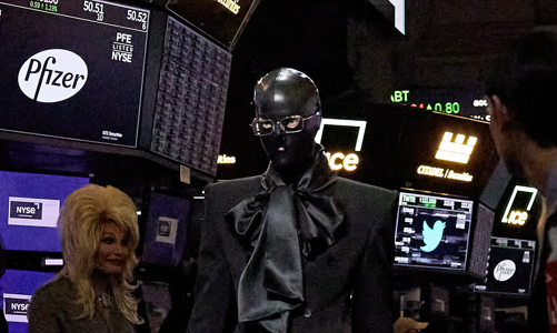 Vì sao Balenciaga ra mắt BST Resort 2023 tại sàn giao dịch chứng khoán phố Wall?