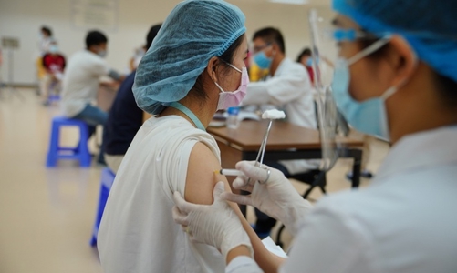 Tiêm mũi 4 vaccine Covid-19 cho lực lượng tuyến đầu