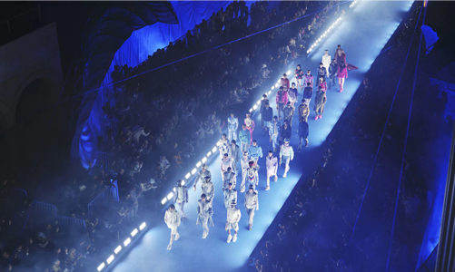 BST Dior Men Xuân – Hè 2023: Dáng vẻ cổ điển bên bãi biển California