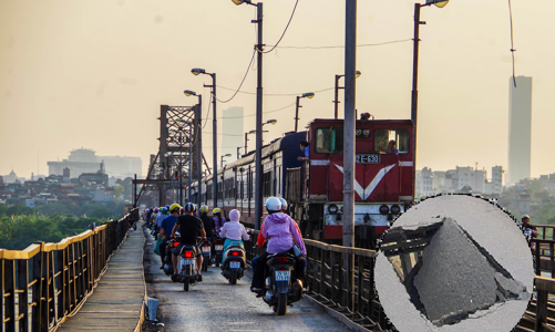 Oằn mình gánh tải, cầu Long Biên 120 năm tuổi cứ 