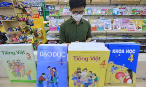 Bức xúc độc quyền xuất bản và giá sách giáo khoa tăng đột biến