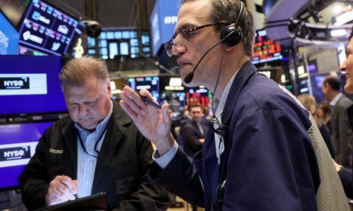 Chứng khoán Mỹ bán tháo, giá dầu trượt khỏi đỉnh 3 tuần