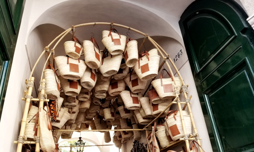 Loewe đến với Milan Design Week 2022 để giới thiệu BST túi xách thủ công