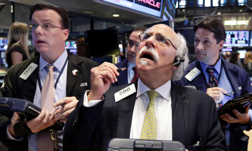 Dow Jones “bốc hơi” 700 điểm, giá dầu tăng, Bitcoin lao dốc mạnh