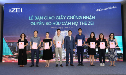 Chủ đầu tư HDMon Group bàn giao giấy chứng nhận quyền sở hữu căn hộ The Zei