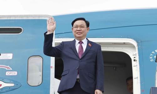 Chủ tịch Quốc hội Vương Đình Huệ đến London, bắt đầu thăm chính thức Vương quốc Anh