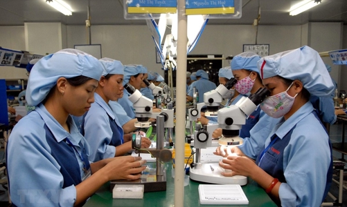 Khó giữ chân lao động nếu không tăng lương