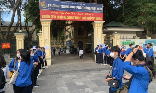 Gần 1 triệu thí sinh trên cả nước bước vào buổi thi đầu tiên của kỳ thi tốt nghiệp THPT năm 2022