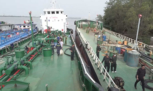 Buôn lậu xăng dầu “siêu lợi nhuận” và chuyện “móc ngoặc dưới gầm bàn”
