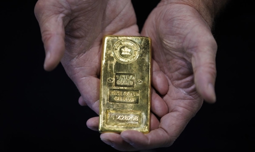 Đồng USD đạt ngang giá Euro, vàng tiếp tục xuống dốc