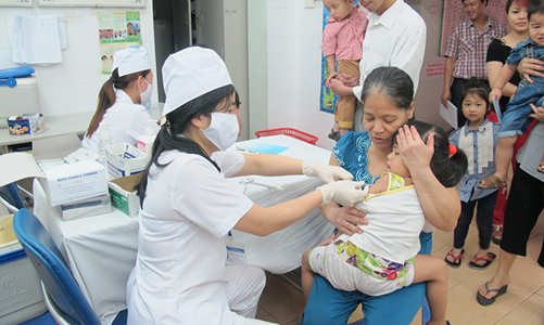 Ngành y tế gỡ thế bí: Hàng nghìn nhân viên nghỉ việc