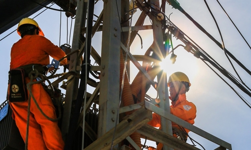 Tiêu thụ điện miền Bắc lập đỉnh mới vì nắng nóng gay gắt