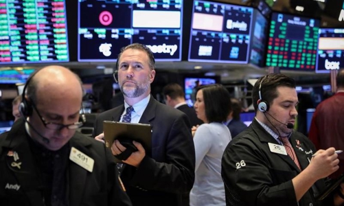 Chứng khoán Mỹ tụt điểm do tin xấu từ Apple, giá dầu tăng vượt 100 USD/thùng, Bitcoin giữ đà đi lên