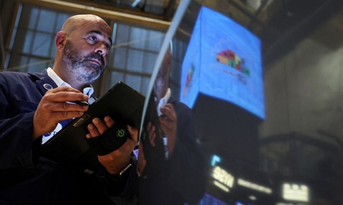 Chứng khoán Mỹ lao dốc sau cảnh báo của Walmart, giá dầu tiếp tục giảm