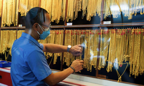 Giá vàng đi xuống trong lúc nhà đầu tư ngóng quyết định của Fed