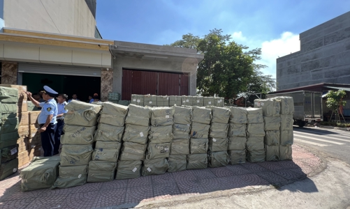 Phát hiện kho chứa hơn 20 tấn nước hoa, mỹ phẩm nghi giả nhãn hiệu nổi tiếng