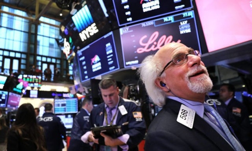 Nasdaq tăng mạnh nhất hơn 2 năm sau quyết định của Fed, giá dầu vượt 100 USD/thùng