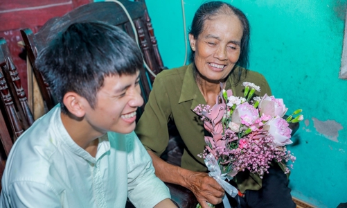 Những người mẹ đặc biệt lần đầu tiên trong đời được nhận hoa từ con