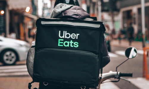 Uber Eats thí điểm giao đồ ăn bằng robot và ô tô không người lái 