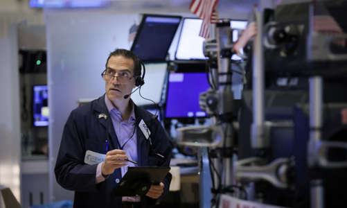 Chứng khoán Mỹ tụt điểm trong lúc chờ báo cáo việc làm, giá dầu lao dốc về mức trước chiến tranh Nga-Ukraine