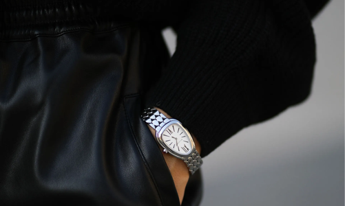 Đồng hồ xa xỉ phát triển sản phẩm tầm trung để thu hút khách hàng mới