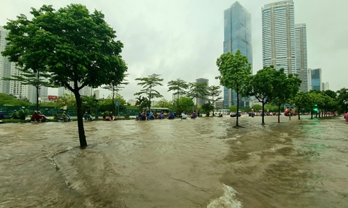 Mưa lớn gây ngập lụt và ách tắc giao thông ở miền Bắc
