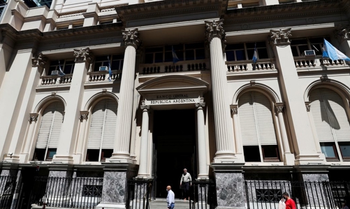 Argentina tăng lãi suất lên gần 70% để chống lạm phát