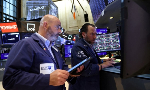 Dow Jones tăng 5 phiên liên tiếp nhờ lợi nhuận bán lẻ, giá dầu tiếp tục lao dốc