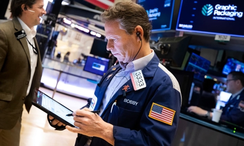 Chứng khoán Mỹ sụt điểm sau biên bản Fed, giá dầu thô thoát đáy 6 tháng