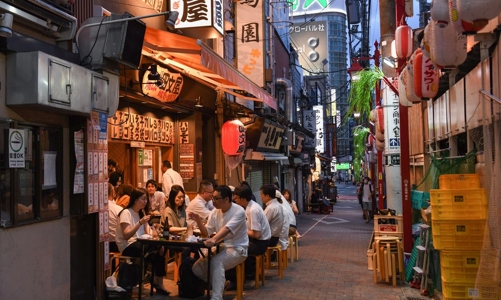 Kêu gọi người trẻ uống bia rượu nhiều hơn, cơ quan thuế của Nhật Bản bị chỉ trích dữ dội