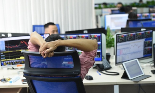 Thị trường tăng rực rỡ, tự doanh ngược dòng xả hàng