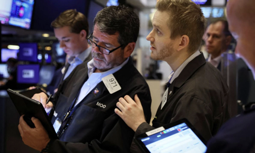 Chứng khoán Mỹ “đỏ” 3 tuần liên tiếp, giá dầu “bốc hơi” 7% cả tuần