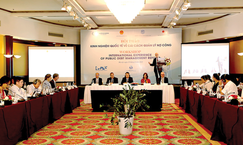 Cơ cấu chi phí và rủi ro nợ công đang báo động