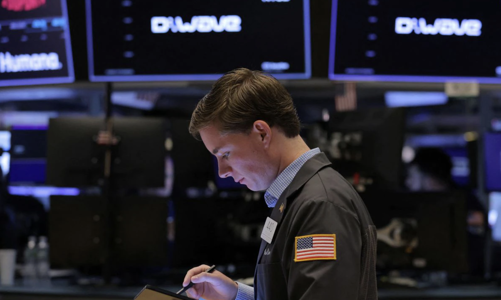 Chứng khoán Mỹ “đỏ lửa” vì nỗi lo lãi suất, giá dầu lao dốc chóng mặt
