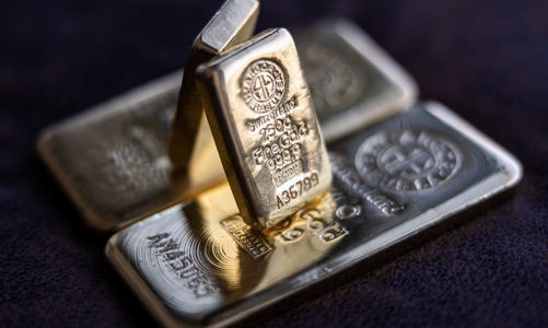 Giá vàng bật tăng nhờ lực bắt đáy, áp lực giảm từ lãi suất vẫn đang lớn