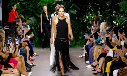 BST Michael Kors Xuân – Hè 2023: gợi cảm và tinh giản