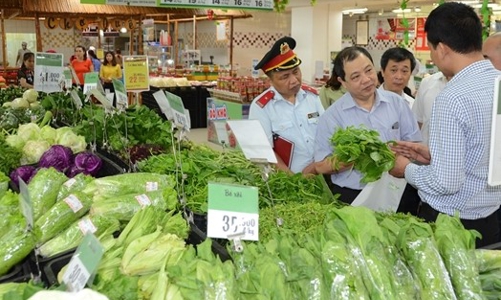 Siết chặt quản lý, ngăn rau chợ tuồn vào siêu thị bán với giá cao