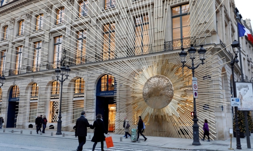 Đến “ông lớn” LVMH cũng phải cân nhắc: Ấn tượng hay tiết kiệm năng lượng?