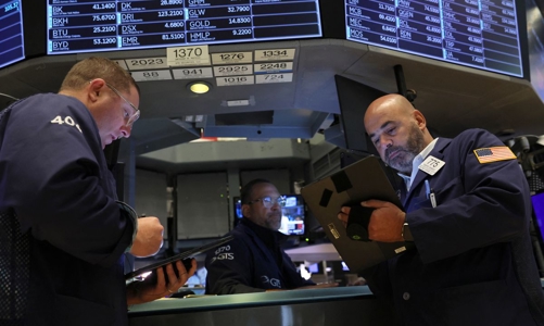 Tỷ giá USD tăng chóng mặt, Dow Jones rơi vào thị trường gấu, giá dầu thấp nhất từ tháng 1