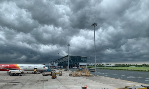 Siêu bão Noru đổ bộ, đóng cửa 5 sân bay và huỷ hàng trăm chuyến bay