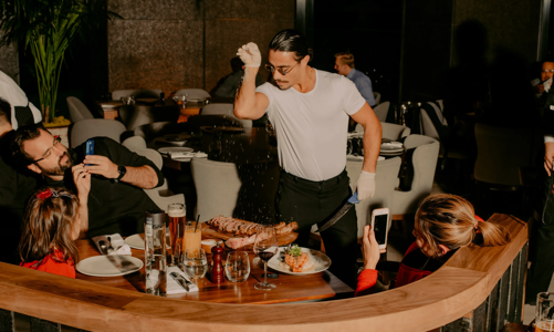 Nhà hàng của “thánh rắc muối” tại London kiếm được 7 triệu bảng sau 4 tháng