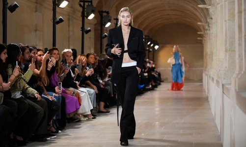 BST Victoria Beckham Xuân – Hè 2023: lần đầu tới Paris