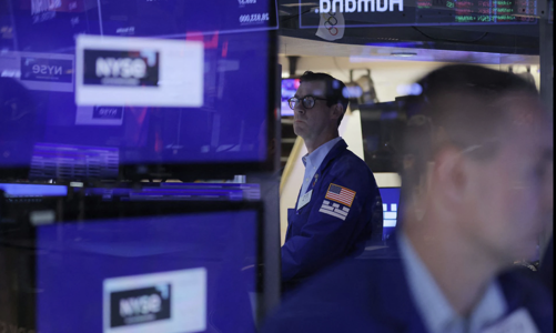 Chứng khoán Mỹ tiếp tục lao dốc, giá dầu giữ đà tăng