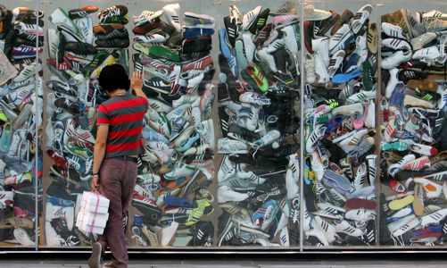 Những “ông lớn” giày thể thao chật vật xoay sở vì thị trường Trung Quốc