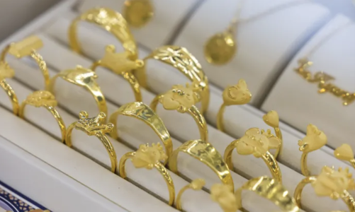 Vàng thế giới giảm mạnh sau báo cáo việc làm của Mỹ, giá trong nước tăng vọt